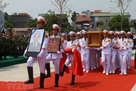 Đưa linh cữu nguyên Tổng Bí thư Đỗ Mười vào khu vực an táng. (Ảnh: Doãn Tấn/TTXVN)