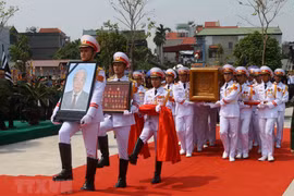 Đưa linh cữu nguyên Tổng Bí thư Đỗ Mười vào khu vực an táng. (Ảnh: Doãn Tấn/TTXVN)