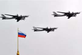 Máy bay ném bom chiến lược Tupolev Tu-95 của Nga thực hiện bài trình diễn trong lễ tổng duyệt kỷ niệm Ngày Chiến thắng ở Moskva, ngày 7/5. (Nguồn: AFP/ TTXVN)