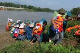 Ban chỉ huy phòng chống thiên tai xã Thủy Xuân Tiên, huyện Chương Mỹ, Hà Nội tổ chức di dân đến nơi an toàn. (Ảnh: Quý Trung/TTXVN)