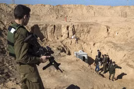 Binh sỹ Israel phá hủy một đường hầm tại khu vực biên giới Israel và Dải Gaza. (Ảnh: AFP/TTXVN)
