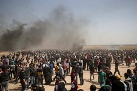 Người biểu tình Palestine trong cuộc xung đột với lực lượng an ninh Israel ở khu vực biên giới Gaza-Israel ngày 6/4. (Nguồn: AFP/TTXVN)