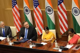 Bộ trưởng Quốc phòng Mỹ James Mattis, Ngoại trưởng Mỹ Mike Pompeo, Ngoại trưởng Ấn Độ Sushma Swaraj và Bộ trưởng Quốc phòng Ấn Độ Nirmala Sitharaman ra tuyên bố chung sau cuộc gặp 2+2 ở New Delhi ngày 6/9. (Ảnh: EPA)
