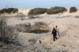 Hiện trường một vụ không kích của Israel nhằm vào căn cứ của phòng trào Hamas tại thị trấn Khan Yunis, dải Gaza. (Nguồn: AFP/TTXVN)