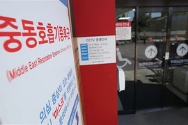 Biển cảnh báo phòng tránh virus MERS tại bệnh viện đại học quốc gia Seoul, Hàn Quốc ngày 9/9. (Ảnh: Yonhap/TTXVN)