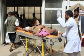 Chuyển nạn nhân bị thương sau một cuộc không kích tới điều trị tại bệnh viện ở Saada, Yemen ngày 9/8. (Ảnh: AFP/TTXVN)