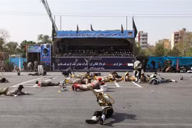 Hiện trường vụ tấn công nhằm vào lễ diễu binh ở thành phố Ahvaz, Iran ngày 22/9/2018. *Ảnh: AFP/TTXVN)
