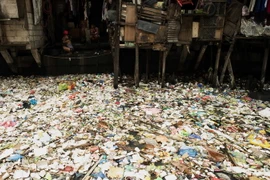 Rác thải tại một nhánh sông ở thủ đô Manila, Philippines. (Nguồn: AFP/TTXVN)