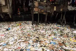  Rác thải tại một nhánh sông ở thủ đô Manila, Philippines. (Nguồn: AFP/TTXVN)