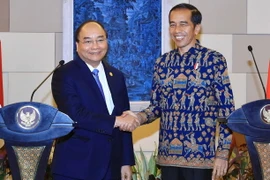 Thủ tướng Nguyễn Xuân Phúc và Tổng thống nước Cộng hòa Indonesia Joko Widodo gặp gỡ báo chí sau hội đàm. (Ảnh: Thống Nhất/TTXVN)