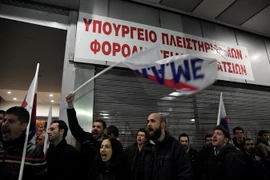 Người dân biểu tình phản đối cải cách tại Athens, Hy Lạp ngày 11/1. (Nguồn: AFP/TTXVN)