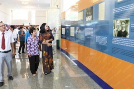 Bà Tôn Thị Tuyết Dung-con gái Bác Tôn (thứ hai phải qua) cùng đại biểu tham quan triển lãm. (Ảnh: Công Mạo/TTXVN)