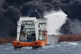 Tàu cứu hộ dập lửa cháy trên tàu chở dầu Sanchi ở ngoài khơi thành phố Thượng Hải, ngày 12/1. (Nguồn: THX/TTXVN)