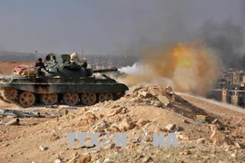 Các lực lượng ủng hộ Chính phủ Syria trong chiến dịch chống IS tại Deir Ezzor ngày 2/11/2017. (Ảnh: AFP/TTXVN)