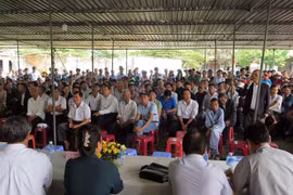  Lãnh đạo UBND thành phố Đà Nẵng đối thoại với người dân liên quan đến việc nhà máy thép gây ô nhiễm ngày 28/2. (Ảnh: Nguyễn Sơn/TTXVN)
