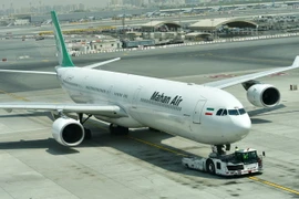 Máy bay của hãng hàng không Mahan Air tại sân bay quốc tế Dubai, Các tiểu vương quốc Arab thống nhất ngày 14/9/2017. (Nguồn: AFP/TTXVN)