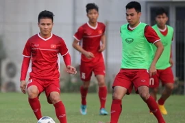 Tiền vệ Quang Hải (trái) và tiền vệ Đức Huy (phải) tại buổi tập. (Ảnh: Hoàng Linh/TTXVN)
