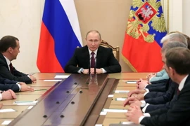 Tổng thống Nga Vladimir Putin (giữa) chủ trì một cuộc họp Hội đồng An ninh Nga tại Moskva. (Nguồn: AFP/TTXVN)