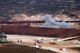  Đạn pháo được bắn về phía Syria từ thị trấn Reyhanli, tỉnh Hatay, Thổ Nhĩ Kỳ ngày 12/2. (Nguồn: THX/TTXVN)