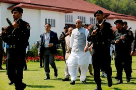 Bộ trưởng Nội vụ Ấn Độ Rajnath Singh (giữa) trong cuộc họp báo tại Srinagar, thủ phủ mùa hè của bang Kashmir do Ấn Độ kiểm soát ngày 5/10/2016. (Nguồn: EPA/TTXVN)