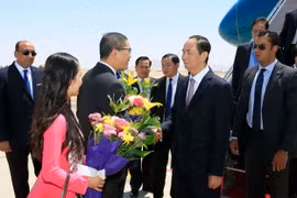  Các quan chức chính quyền tỉnh Luxor đón Chủ tịch nước Trần Đại Quang và Phu nhân tại sân bay quốc tế Luxor. (Ảnh: Nhan Sáng/TTXVN)