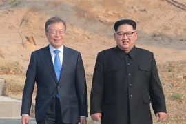  Tổng thống Hàn Quốc Moon Jae-in (trái) và nhà lãnh đạo Triều Tiên Kim Jong-un tại cuộc gặp ở làng đình chiến Panmunjom ngày 27/4. (Ảnh: Yonhap/TTXVN)