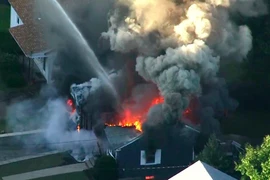 Khói lửa bao trùm một ngôi nhà ở Lawrence, Mass - vùng ngoại ô của Boston. (Nguồn: nytimes.com) 