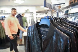 Quần áo sản xuất tại Trung Quốc được bày bán tại cửa hàng ở New York, Mỹ ngày 22/3. (Nguồn: THX/TTXVN)