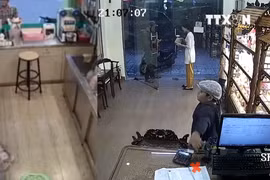 [Video] Bắt giữ người cha dạy con trai 11 tuổi thành 'đạo chích'