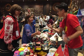 Khách tham quan gian hàng của Việt Nam. (Ảnh: TTXVN phát)