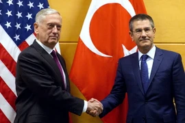 Bộ trưởng Quốc phòng Mỹ James Mattis (trái) và người đồng cấp Thổ Nhĩ Kỳ Nurettin Canikli. (Nguồn: AFP/TTXVN)