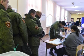 Cử tri Nga bỏ phiếu tại một điểm bầu cử ở thủ đô Moskva ngày 18/3. (Nguồn: AFP/TTXVN)