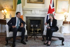 Thủ tướng Anh Theresa May (phải) trong cuộc gặp Thủ tướng Ireland Leo Varadkar tại London ngày 19/6/2017. (Nguồn: AFP/TTXVN)