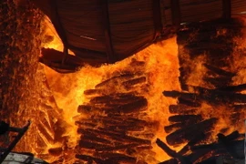 Cháy lớn tại kho gỗ của Công ty TNHH Minh Tuấn. (Ảnh: Đức Thọ/TTXVN)