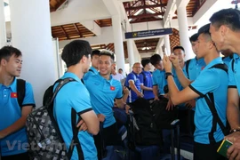 Các tuyển thủ Việt Nam vui vẻ, thoải mái trước khi lên xe về khách sạn. (Ảnh: Phạm Kiên/Vietnam+)