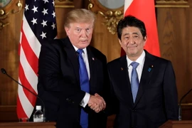 Tổng thống Mỹ Donald Trump (trái) và Thủ tướng Nhật Bản Shinzo Abe. (Nguồn: AFP/TTXVN) 