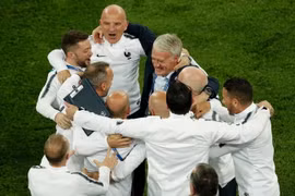 HLV Didier Deschamps (phải) mừng chiến thắng của đội tuyển Pháp sau trận bán kết World Cup 2018 giữa Pháp và Bỉ tại Saint Petersburg, Nga ngày 10/7. (Ảnh: AFP/TTXVN)