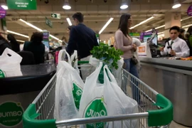 Sử dụng túi nylon để gói hàng hóa tại một siêu thị ở Santiago, Chile ngày 18/7. (Ảnh: AFP/TTXVN)