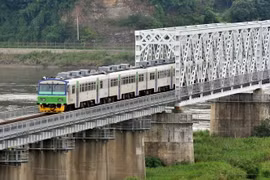 Tàu hỏa Hàn Quốc đi qua khu vực biên giới gần khu phi quân sự (DMZ) ở Paju, phía bắc Seoul. (Nguồn: AFP/TTXVN)
