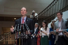 Ông Adam Schiff trả lời phỏng vấn báo chí ở Washington, DC ngày 30/3/2017. (Nguồn: AFP/TTXVN)