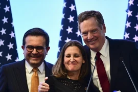 Bộ trưởng Kinh tế Mexico Ildefonso Guajardo (trái) trong vòng đàm phán thứ 7 của NAFTA với Ngoại trưởng Canada Chrystia Freeland (giữa) và Đại diện thương mại Mỹ Robert Lighthizer ở Mexico City, ngày 5/3. (Nguồn: AFP/TTXVN)