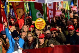 Biểu tình phản đối giá cả sinh hoạt leo thang tại Istanbul ngày 22/12. (Ảnh: AFP/TTXVN)