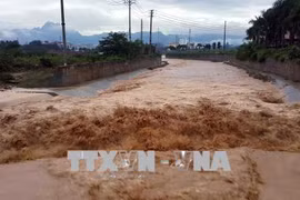 Nước lũ vẫn tiếp tục đổ về sông, suối ngày càng lớn tại phường Hữu Nghị, thành phố Hòa Bình. (Ảnh: Thanh Hải/TTXVN)