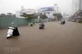 5 / 9 Mưa lớn gây ngập đường Nguyễn Văn Linh tại Đà Nẵng. (Ảnh: Trần Lê Lâm/TTXVN)