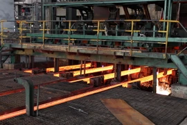 Hoạt động sản xuất tại Nhà máy Gang thép Lào Cai. (Ảnh: Quốc Khánh/TTXVN)