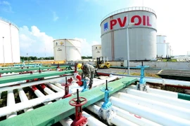 Hệ thống kho chứa xăng dầu của PV OIL Nhà Bè. (Ảnh: Huy Hùng/TTXVN)