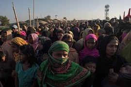 Người Rohingya xếp hàng nhận hàng hóa cứu trợ tại trại tị nạn Kutupalong ở Cox's Bazar, Bangladesh. (Nguồn: AFP/TTXVN)