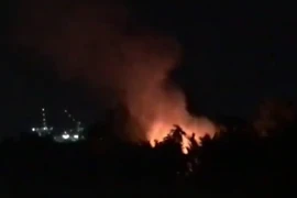 [Video] Lửa thiêu rụi 2 ngôi nhà, một phụ nữ lớn tuổi bị mắc kẹt