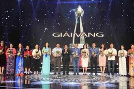 Ông Đoàn Văn Việt, Chủ tịch UBND tỉnh Lâm Đồng trao giải Vàng cho các tác phẩm xuất sắc nhất. (Ảnh: Nguyễn Dũng/TTXVN)