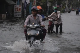 Triều cường tại đường Lê Văn Lương, huyện Nhà Bè, TP. Hồ Chí Minh. (Ảnh: Xuân Dự/TTXVN)